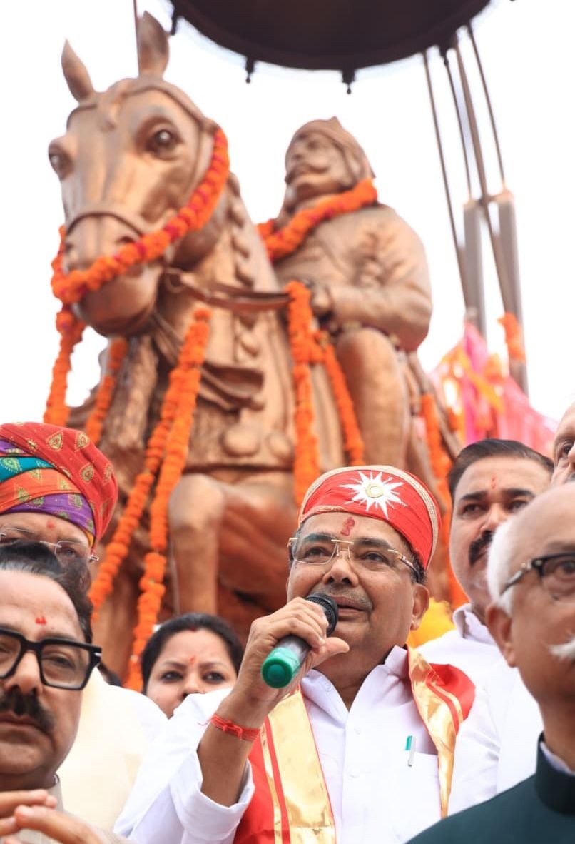 हुसैनगंज चौराहे पर कार्यक्रम में मंत्री जयवीर सिंह। हुसैनगंज चौराहे पर कार्यक्रम में मंत्री जयवीर सिंह।