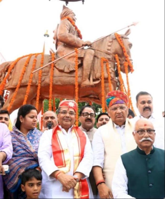 हुसैनगंज चौराहे पर कार्यक्रम में मंत्री जयवीर सिंह। हुसैनगंज चौराहे पर कार्यक्रम में मंत्री जयवीर सिंह।