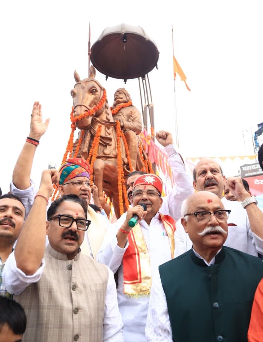 हुसैनगंज चौराहे पर कार्यक्रम में मंत्री जयवीर सिंह। हुसैनगंज चौराहे पर कार्यक्रम में मंत्री जयवीर सिंह।