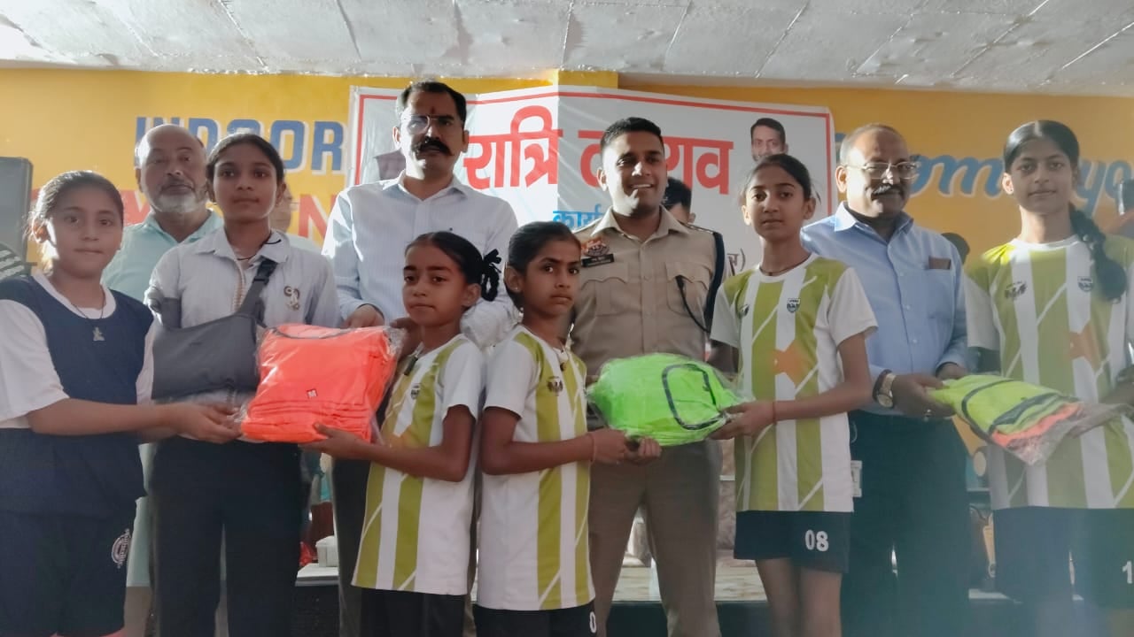 कुरुक्षेत्र। फाइनल मैच के दौरान टीम के साथ गांव की महिलाएं। संवाद कुरुक्षेत्र। फाइनल मैच के दौरान टीम के साथ गांव की महिलाएं। संवाद
