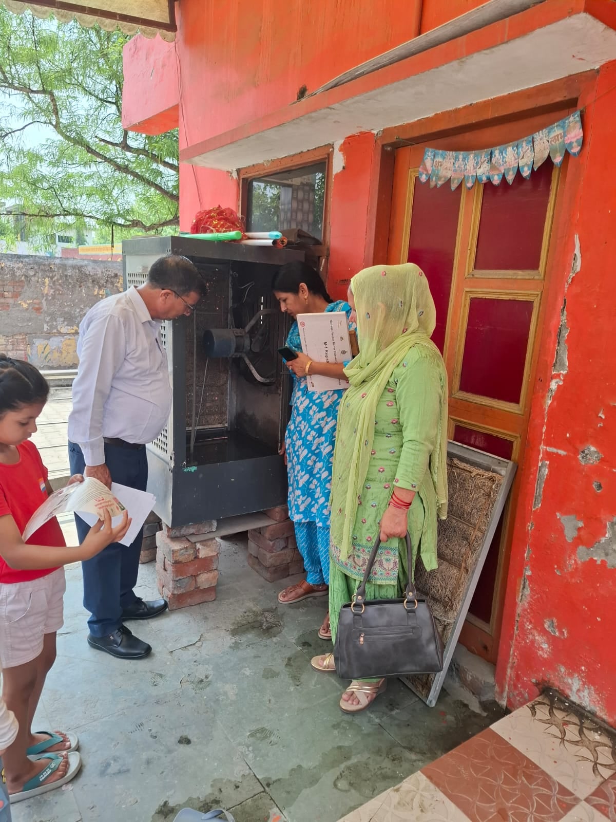 कुरुक्षेत्र।छत पर रखी पानी की टंकी को चेक करती स्वास्थ्य विभाग की कर्मचारी।संवाद कुरुक्षेत्र।छत पर रखी पानी की टंकी को चेक करती स्वास्थ्य विभाग की कर्मचारी।संवाद