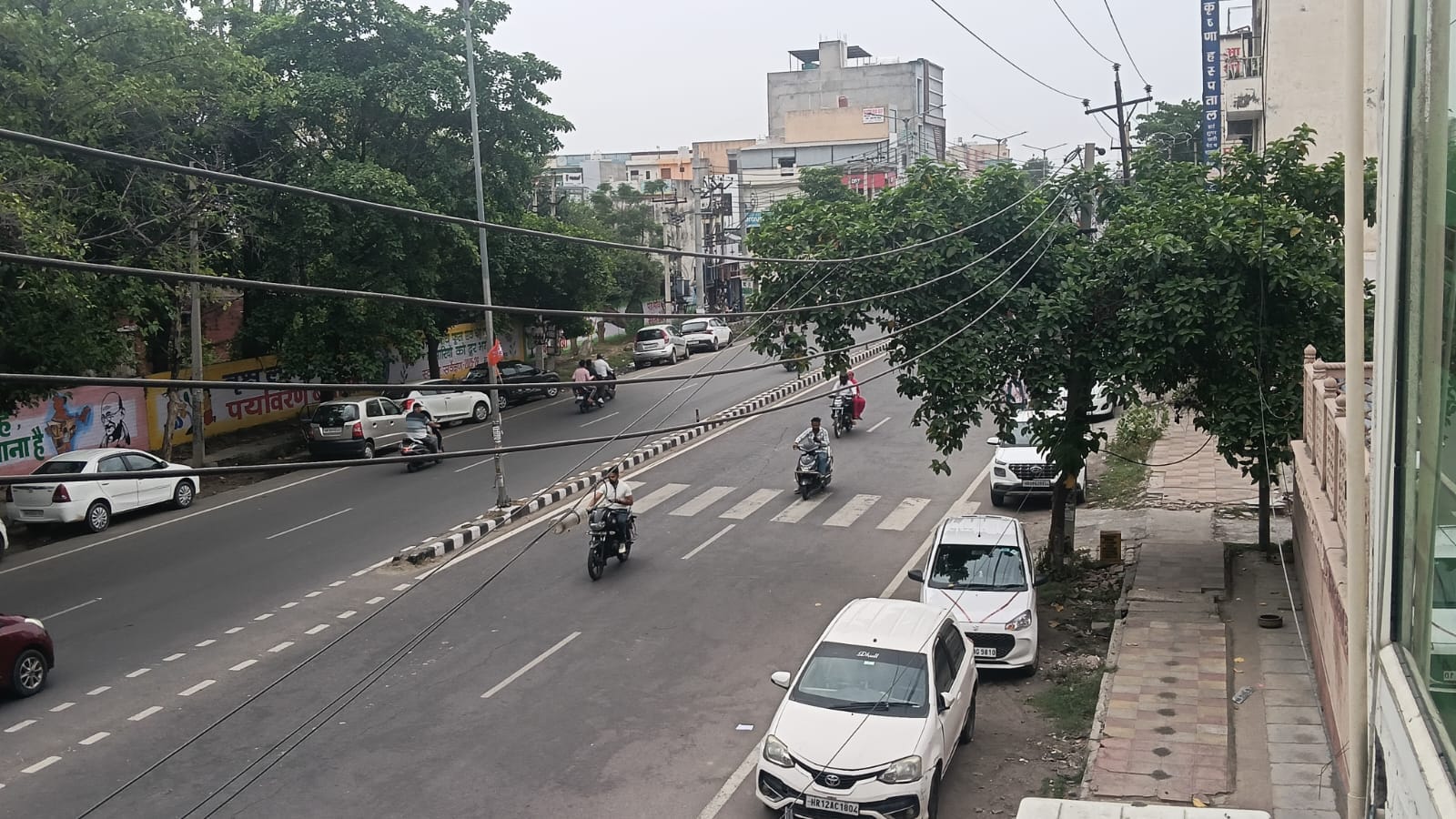 करनाल रोड से होकर गुजरते वाहन चालक। संवाद करनाल रोड से होकर गुजरते वाहन चालक। संवाद