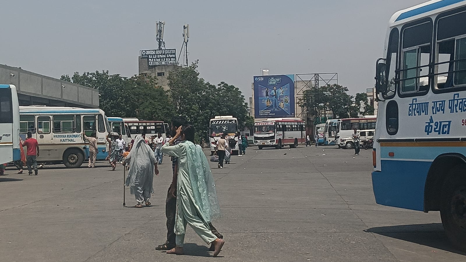 कैथल के बस अड्डे पर बसों का इंतजार करते यात्री। संवाद कैथल के बस अड्डे पर बसों का इंतजार करते यात्री। संवाद