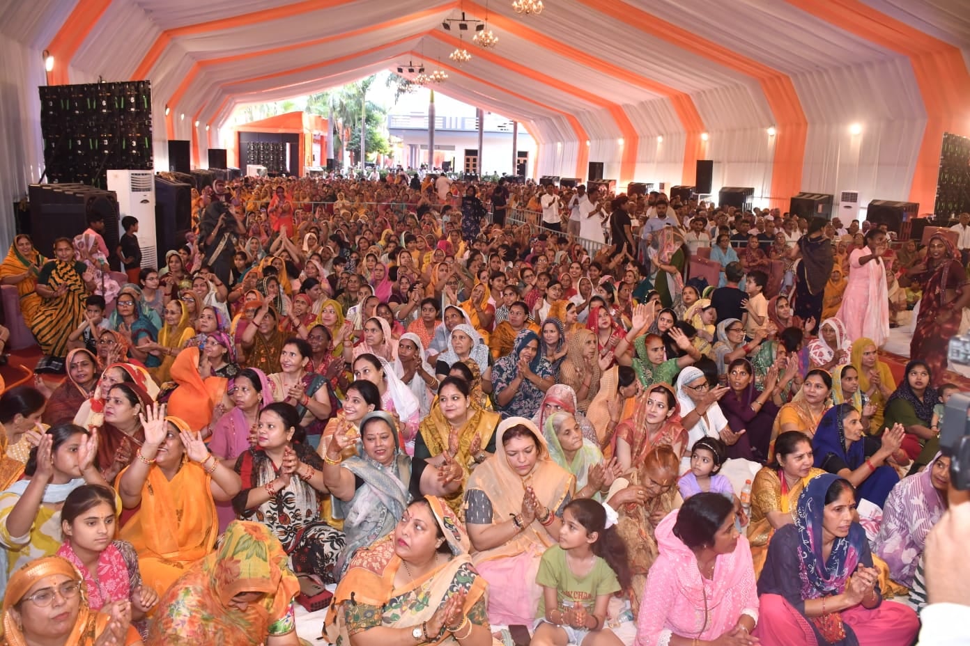 खरखौदा में राम कथा का वाचन करते शांतनु महाराज (संवाद) खरखौदा में राम कथा का वाचन करते शांतनु महाराज (संवाद)