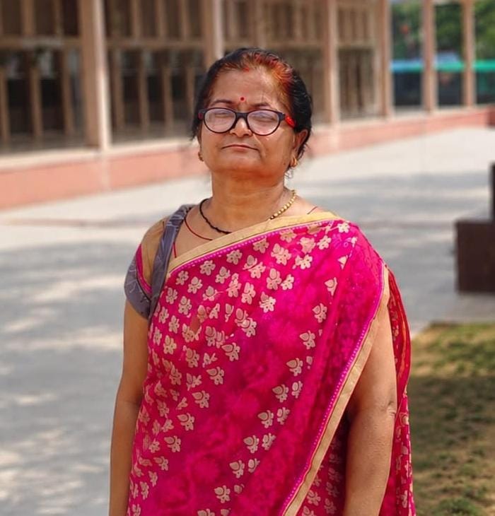 महराजगंज, आशा की हत्या पर भाई व ग्रामीणों को समझाती एसडीएम,नायब तहसीलदार, पुलिस टीम के साथ। स्र महराजगंज, आशा की हत्या पर भाई व ग्रामीणों को समझाती एसडीएम,नायब तहसीलदार, पुलिस टीम के साथ। स्र