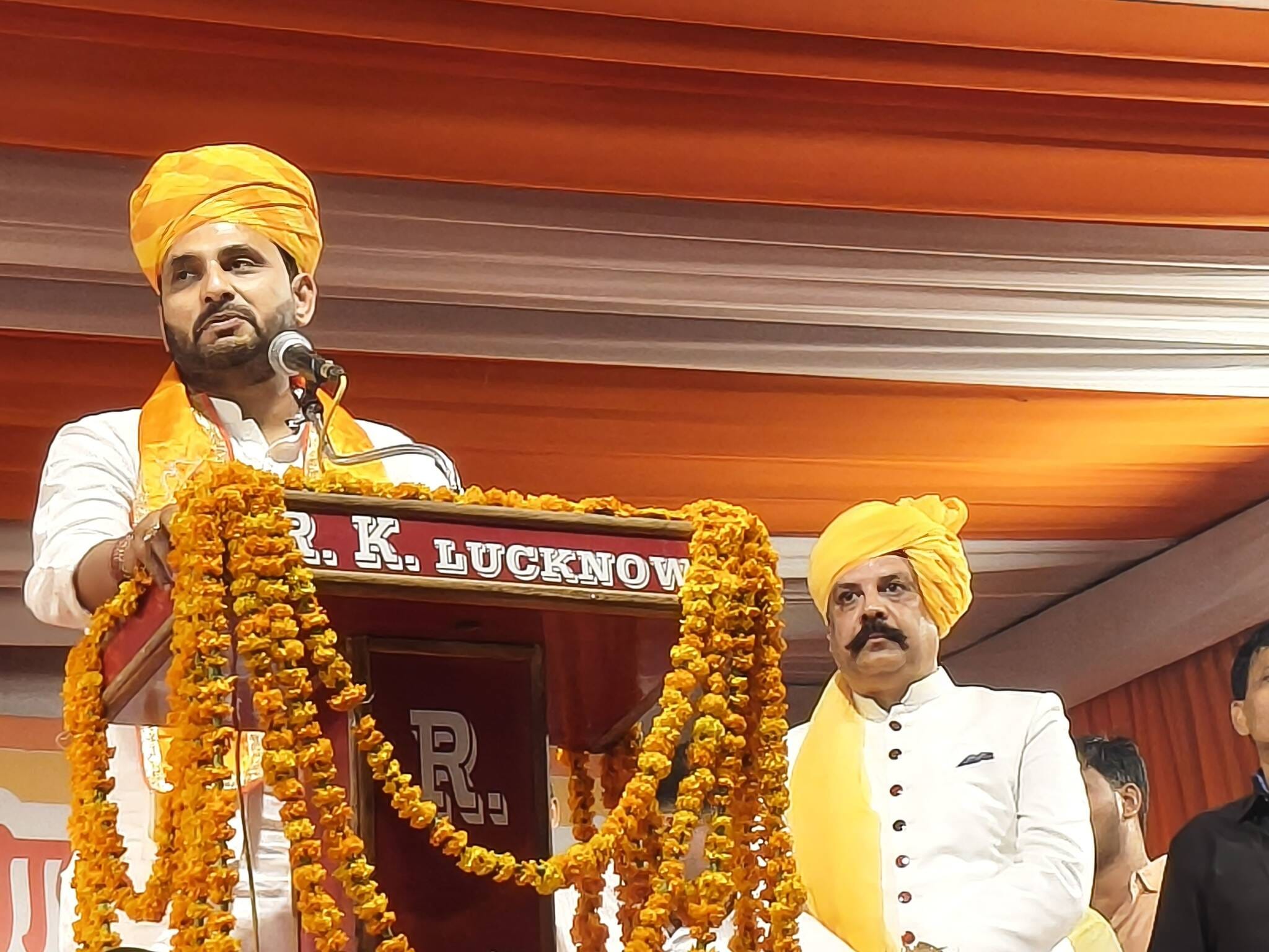 महाराणा प्रताप की प्रतिमा का अनावरण करते भाजपा नेता नीरज सिंह व अन्य और कार्यक्रम में मौजूद लोग