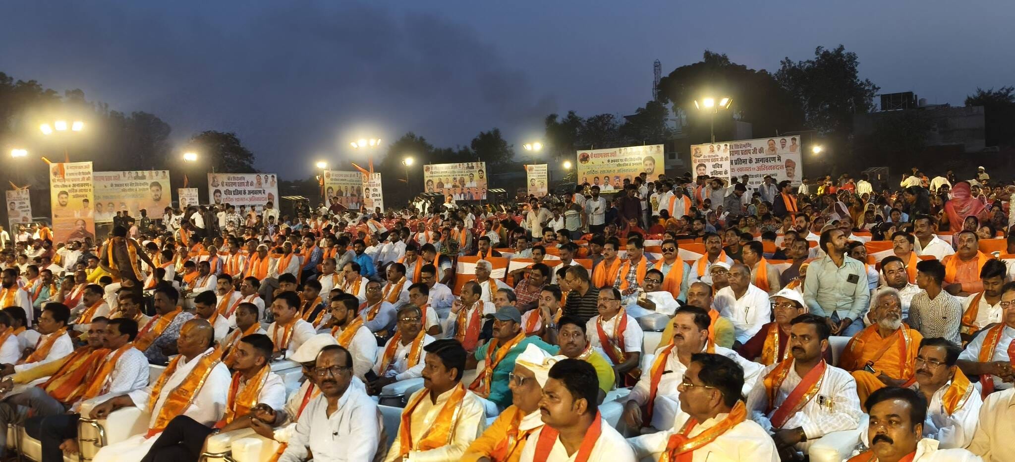 महाराणा प्रताप की प्रतिमा का अनावरण करते भाजपा नेता नीरज सिंह व अन्य और कार्यक्रम में मौजूद लोग