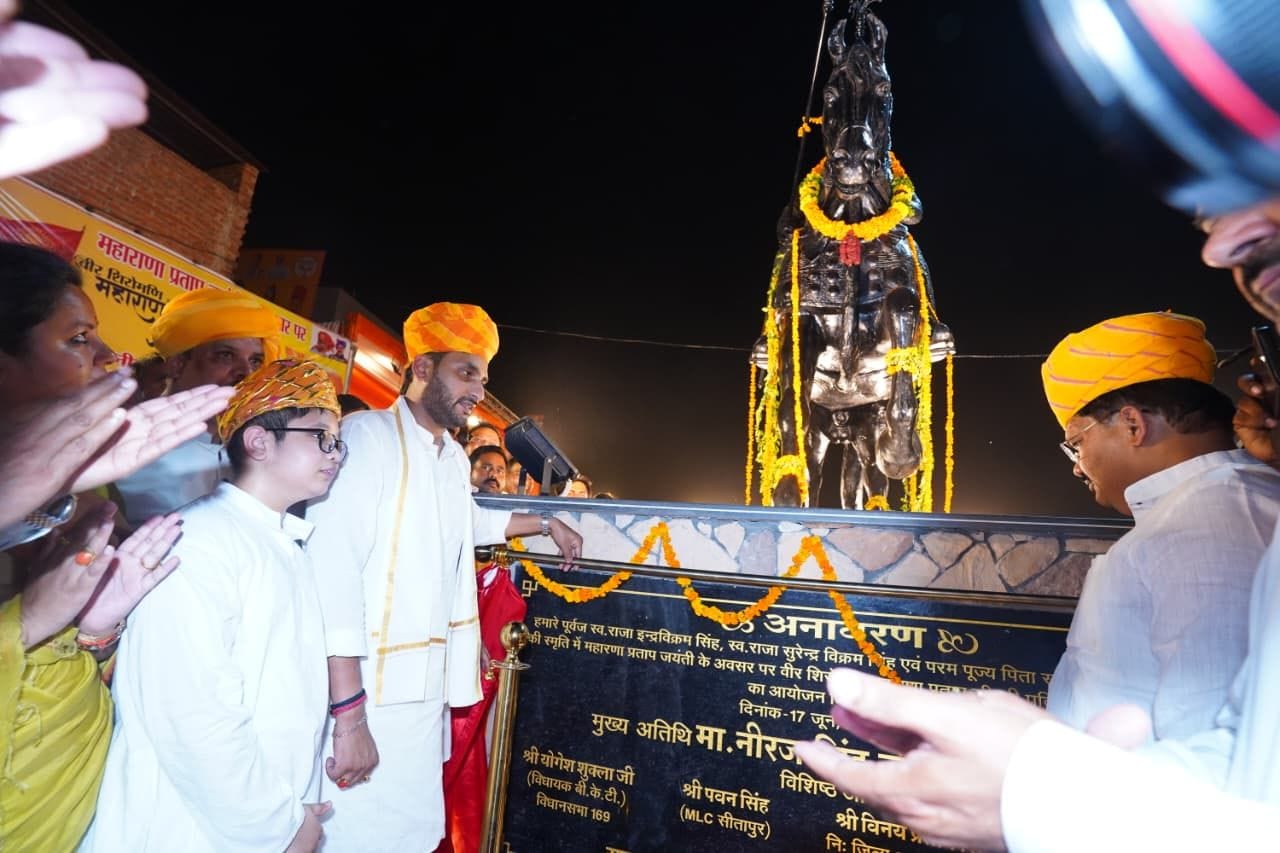 महाराणा प्रताप की प्रतिमा का अनावरण करते भाजपा नेता नीरज सिंह व अन्य और कार्यक्रम में मौजूद लोग