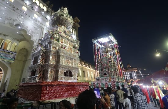मुहर्रम की पहली तारीख पर बड़े इमामबाड़े से शाही जरीह निकाला गया।