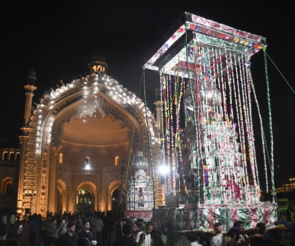 मुहर्रम की पहली तारीख पर बड़े इमामबाड़े से शाही जरीह निकाला गया।