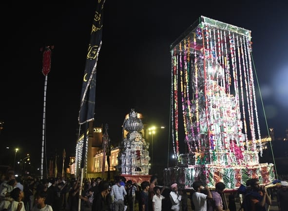 मुहर्रम की पहली तारीख पर बड़े इमामबाड़े से शाही जरीह निकाला गया।