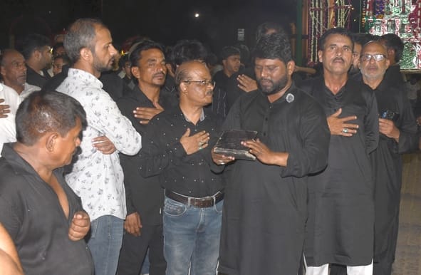 मुहर्रम की पहली तारीख पर बड़े इमामबाड़े से शाही जरीह निकाला गया।