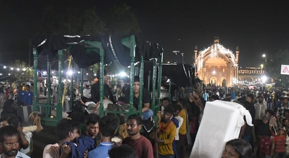 मुहर्रम की पहली तारीख पर बड़े इमामबाड़े से शाही जरीह निकाला गया।