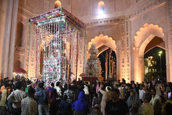 मुहर्रम की पहली तारीख पर बड़े इमामबाड़े से शाही जरीह निकाला गया।