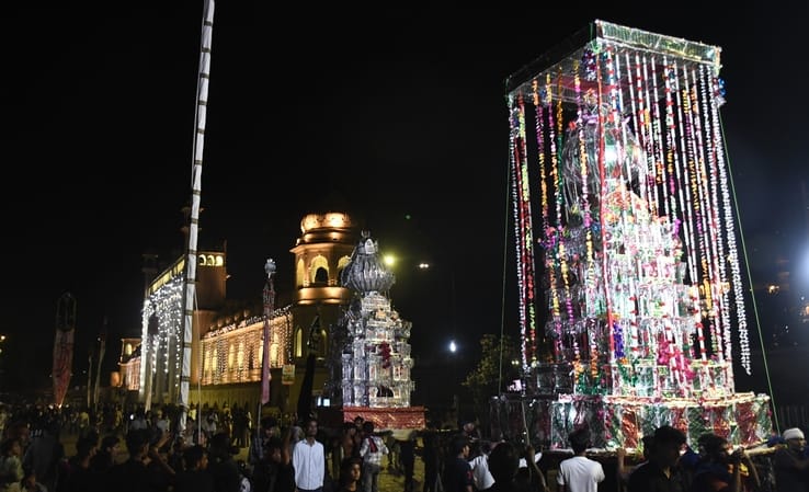 मुहर्रम की पहली तारीख पर बड़े इमामबाड़े से शाही जरीह निकाला गया।