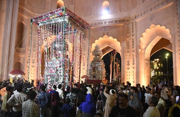 मुहर्रम की पहली तारीख पर बड़े इमामबाड़े से शाही जरीह निकाला गया।