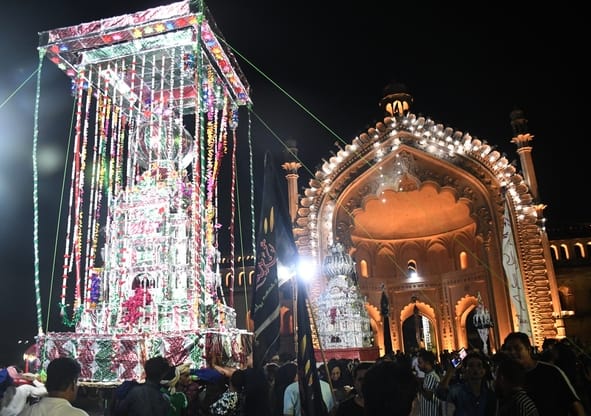 मुहर्रम की पहली तारीख पर बड़े इमामबाड़े से शाही जरीह निकाला गया।