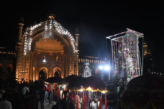 मुहर्रम की पहली तारीख पर बड़े इमामबाड़े से शाही जरीह निकाला गया।