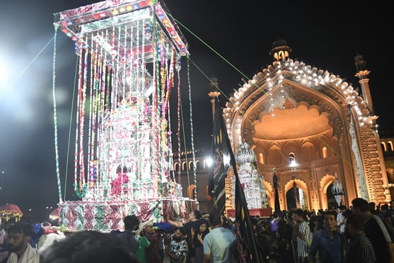 मुहर्रम की पहली तारीख पर बड़े इमामबाड़े से शाही जरीह निकाला गया।