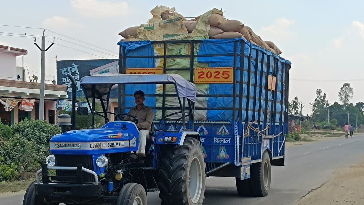 निगोही में लिपुलेख भिंड हाईवे पर ग्राम पतराजपुर के पास सामान और सवारी बैठाकर दौड़ता ई-रिक्शा। 