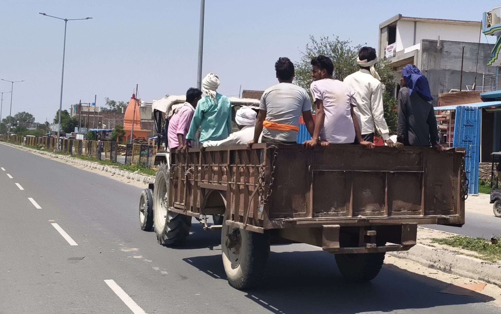 निगोही में लिपुलेख भिंड हाईवे पर ग्राम पतराजपुर के पास सामान और सवारी बैठाकर दौड़ता ई-रिक्शा। 