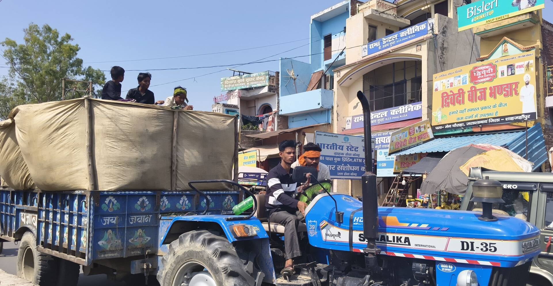 निगोही में लिपुलेख भिंड हाईवे पर ग्राम पतराजपुर के पास सामान और सवारी बैठाकर दौड़ता ई-रिक्शा। 