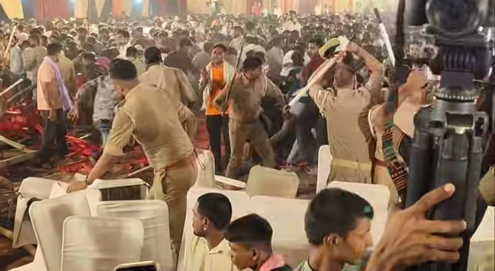 नगरा क्षेत्र के निकासी गांव में आयोजित एक मांगलिक कार्यक्रम में सांस्कृतिक गीत प्रस्तुत करते भो नगरा क्षेत्र के निकासी गांव में आयोजित एक मांगलिक कार्यक्रम में सांस्कृतिक गीत प्रस्तुत करते भो
