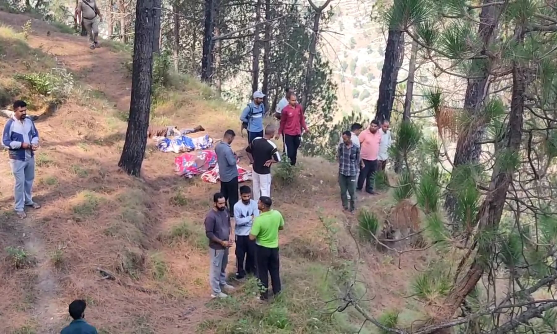 पुखरी-मसरूंड मार्ग पर हुई वाहन दुर्घटना के बाद चेन बना कर शवों को सड़क तक पहुंचाने में जुटे ग्र पुखरी-मसरूंड मार्ग पर हुई वाहन दुर्घटना के बाद चेन बना कर शवों को सड़क तक पहुंचाने में जुटे ग्र