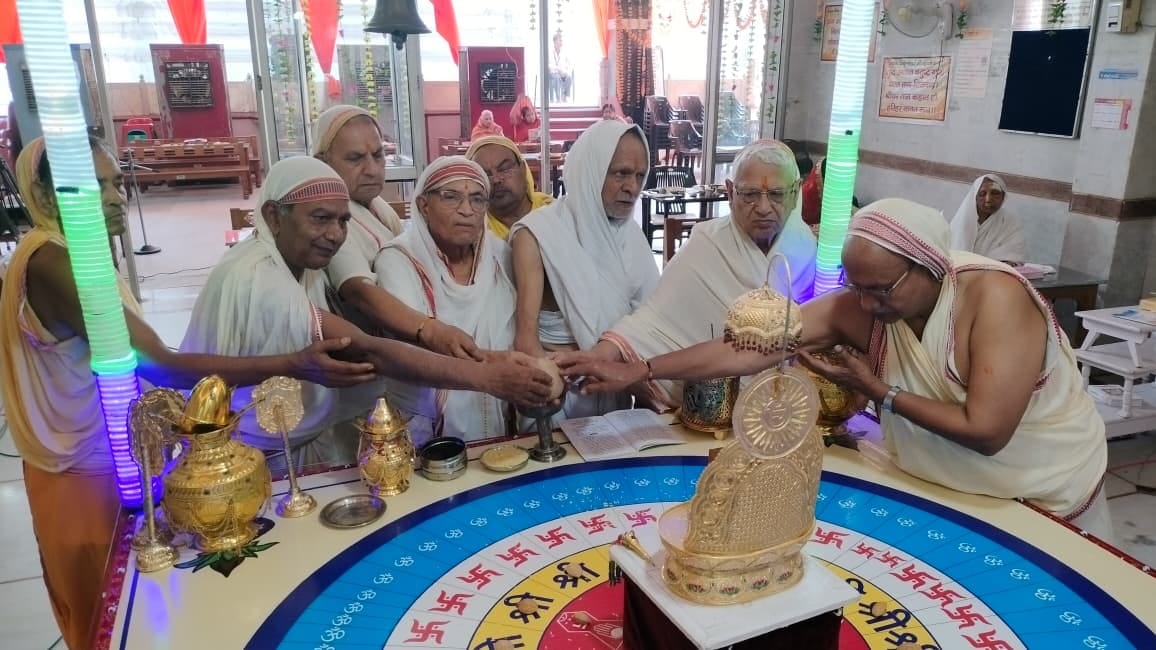 प्राचीन दिगंबर जैन बड़े मंदिर में पूजा अर्चना करते श्रद्धालु स्रोत संवाद प्राचीन दिगंबर जैन बड़े मंदिर में पूजा अर्चना करते श्रद्धालु स्रोत संवाद