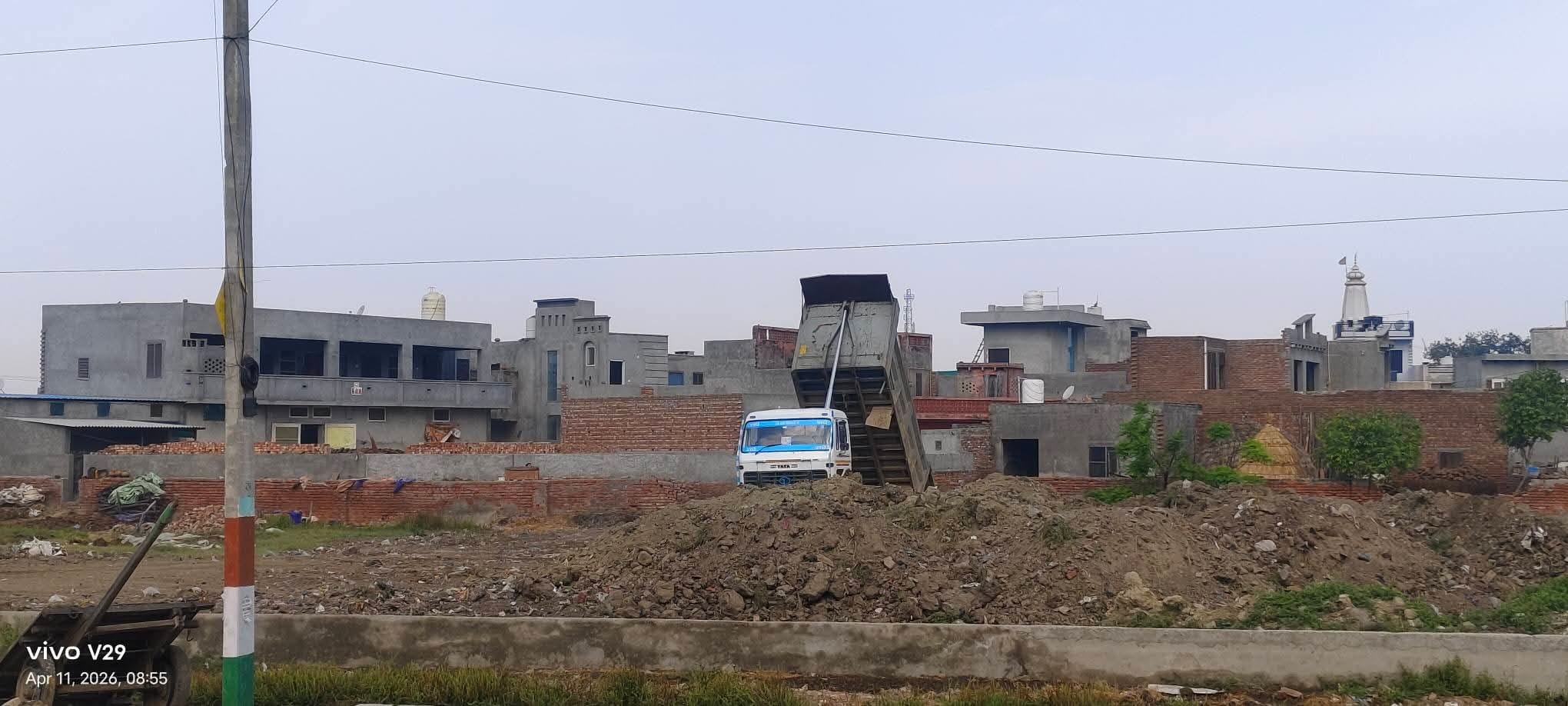पार्क निर्माण के लिए डाली जा रही मिट्टी।