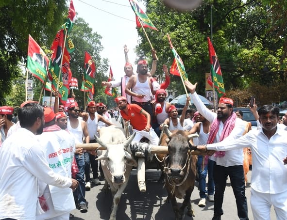 प्रदर्शन करते सपाई।