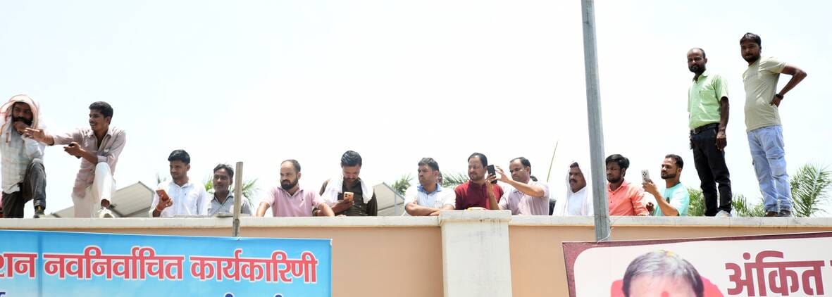 प्रदर्शन करते सपाई।