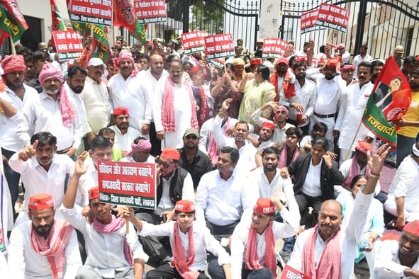प्रदर्शन करते सपाई।