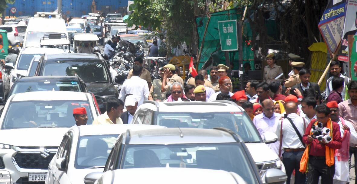 प्रदर्शन करते सपाई।