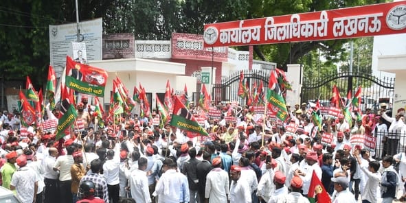 प्रदर्शन करते सपाई।