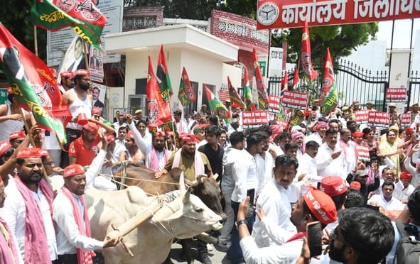 प्रदर्शन करते सपाई।