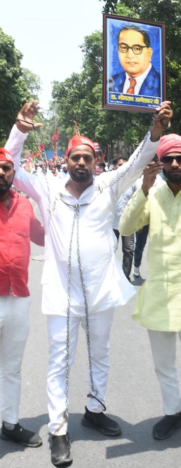 प्रदर्शन करते सपाई।
