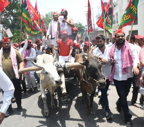 प्रदर्शन करते सपाई।