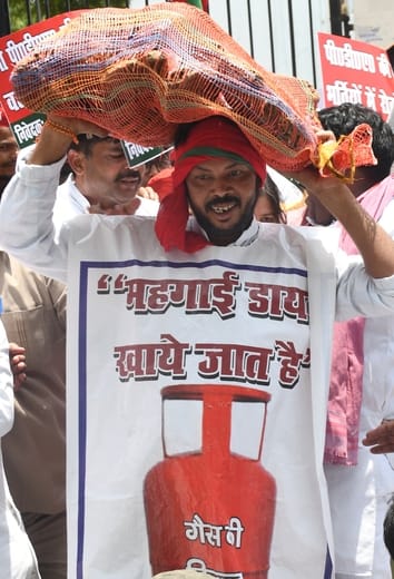 प्रदर्शन करते सपाई।