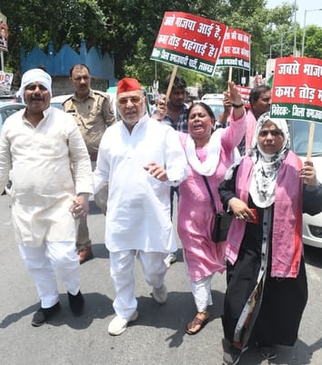 प्रदर्शन करते सपाई।