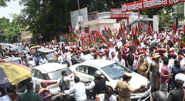 प्रदर्शन करते सपाई।