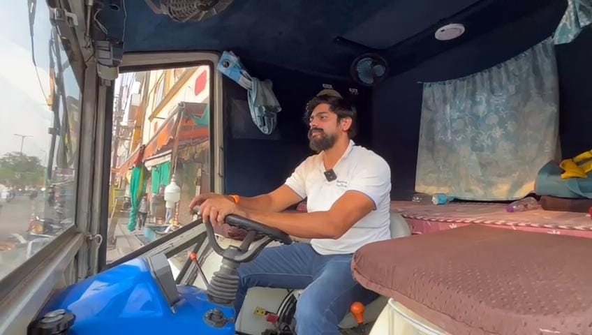 परिवार के साथ ऐसे यात्रा कर रहा रॉकी परिवार के साथ ऐसे यात्रा कर रहा रॉकी