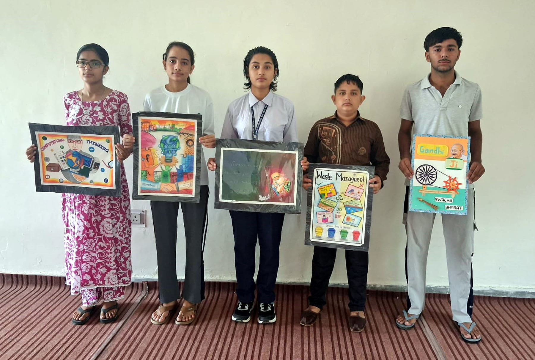 पोस्टर मेकिंग प्रतियोगिता में बनाए गए अपने पोस्टर दिखाते प्रतिभागी बच्चे। स्कूल