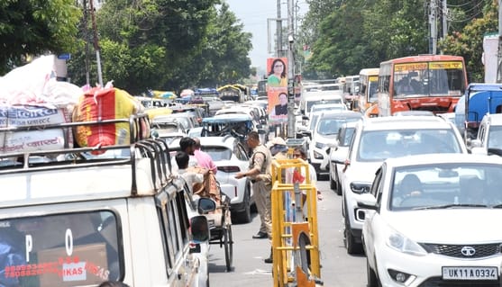 रोडवेज बस स्टेशन पर बस में सीट पाने के लिए जद्दोजहद करते यात्री। संवाद रोडवेज बस स्टेशन पर बस में सीट पाने के लिए जद्दोजहद करते यात्री। संवाद