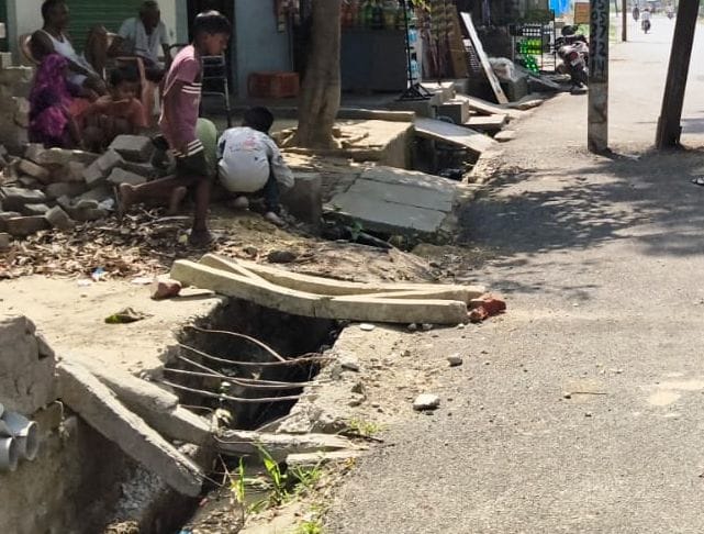 सपा कार्यालय के बाहर नाली का टूटा स्लैब। संवाद
