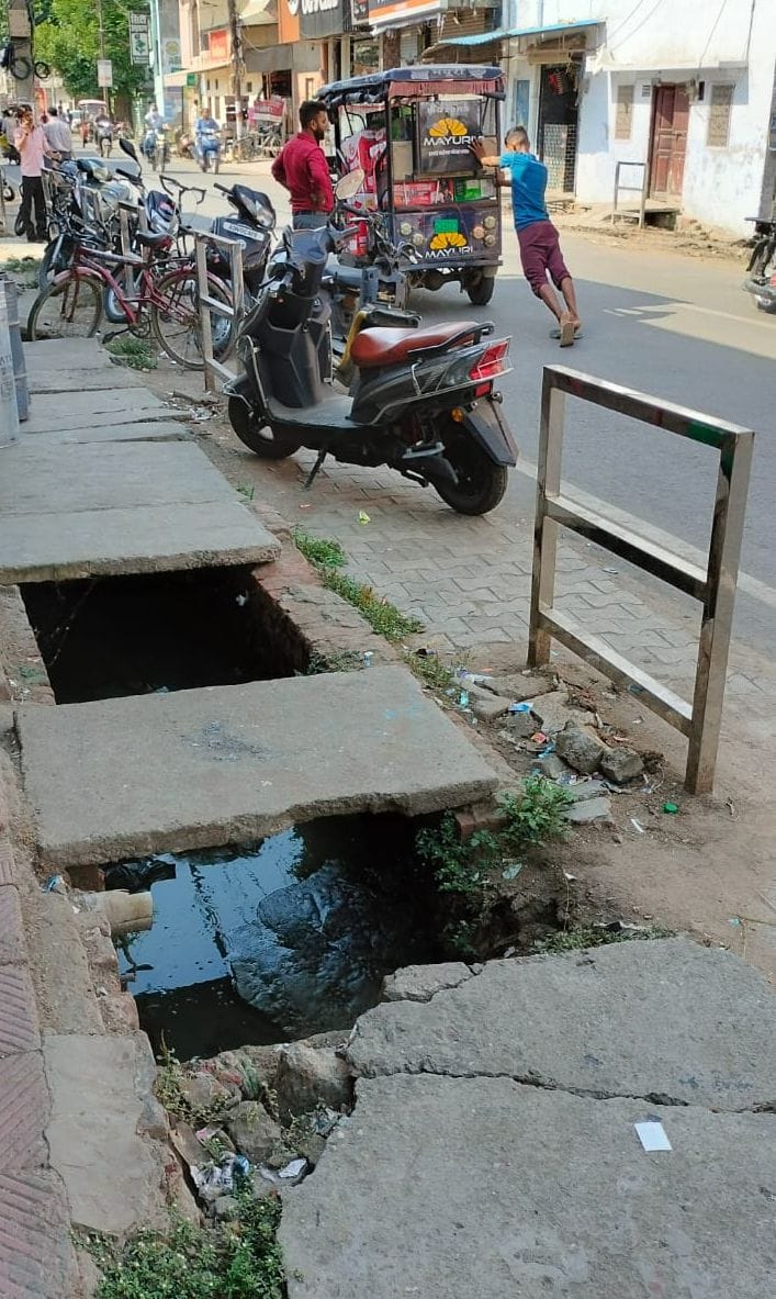सपा कार्यालय के बाहर नाली का टूटा स्लैब। संवाद