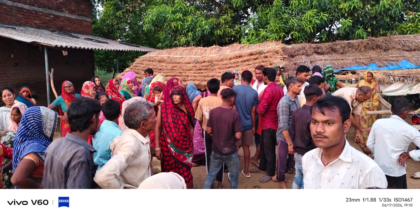 सौरई बुजुर्ग गांव के इसी गड्ढे में डूब कर हुई मासूम की मौत, ग्रामीणों की भीड़। संवाद सौरई बुजुर्ग गांव के इसी गड्ढे में डूब कर हुई मासूम की मौत, ग्रामीणों की भीड़। संवाद