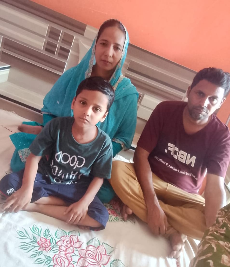 सर्जरी करने वाली टीम और बच्चा अपने परिवार के साथ। सर्जरी करने वाली टीम और बच्चा अपने परिवार के साथ।