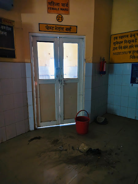 सरधना। सीएचसी सरधना में ओपीडी के इंतजार में बैठी महिला मरीज। संवाद