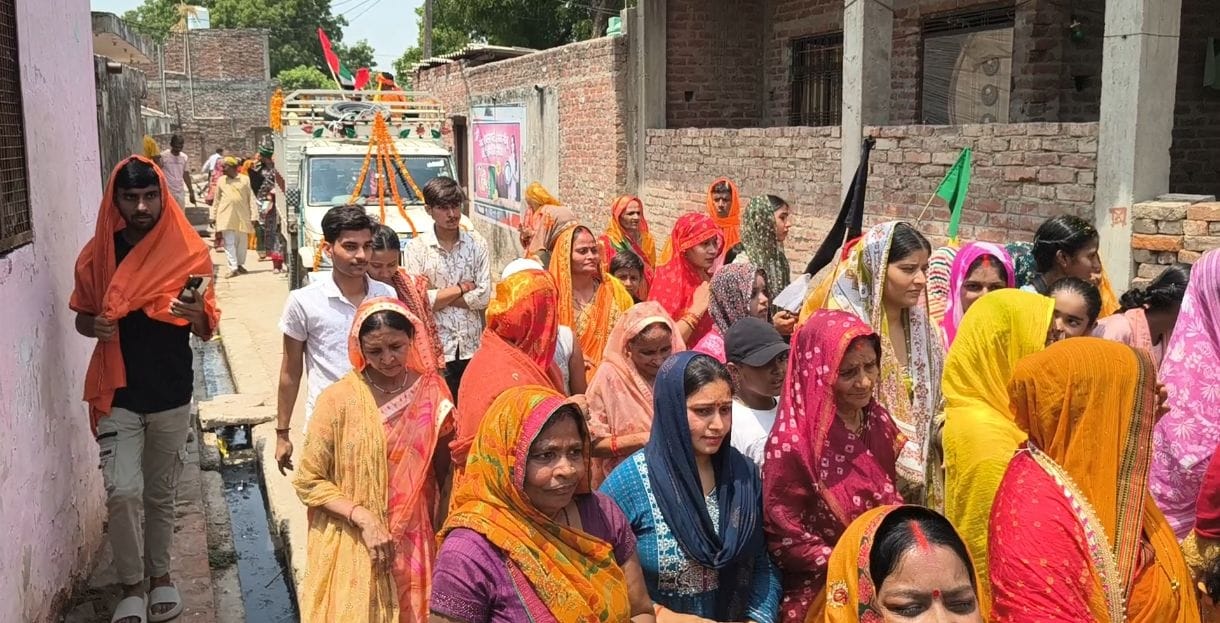 शोभायात्रा में शामिल श्रद्धालु। शोभायात्रा में शामिल श्रद्धालु।